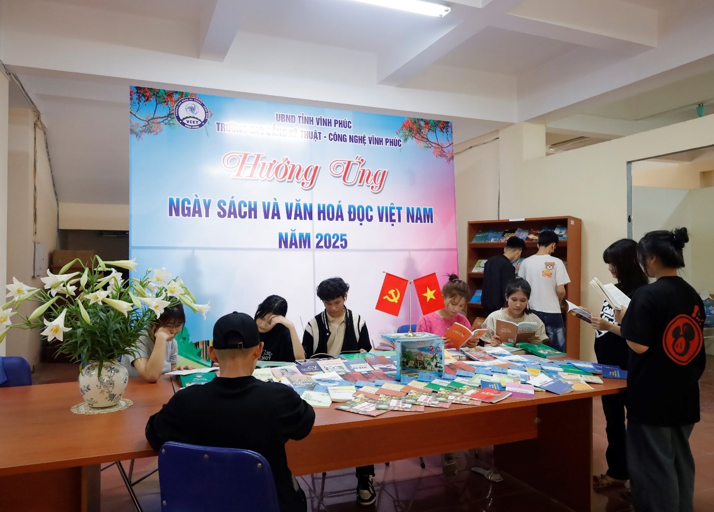 Học sinh sinh viên tham gia hưởng ứng “Ngày sách và văn hóa đọc Việt Nam” năm 2025 tại Thư viện ở 2 cơ sở