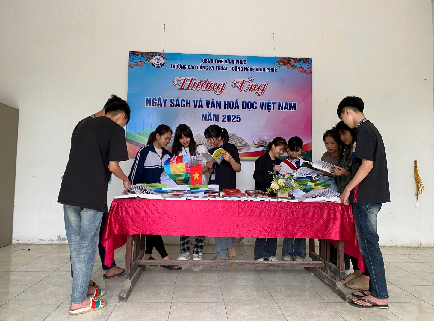 Học sinh sinh viên tham gia hưởng ứng “Ngày sách và văn hóa đọc Việt Nam” năm 2025 tại Thư viện ở 2 cơ sở