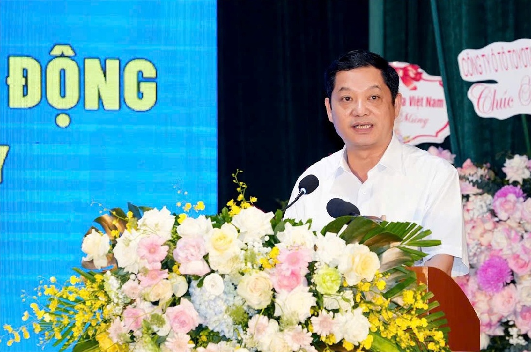 Th.S Nguyễn Văn Đồng - Phó hiệu trưởng nhà trường tham luận tại Hội nghị