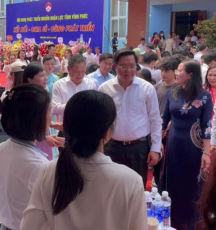 Lãnh đạo Bộ Nội vụ và Chủ tịch UBND tỉnh thăm quan gian hàng nhà trường