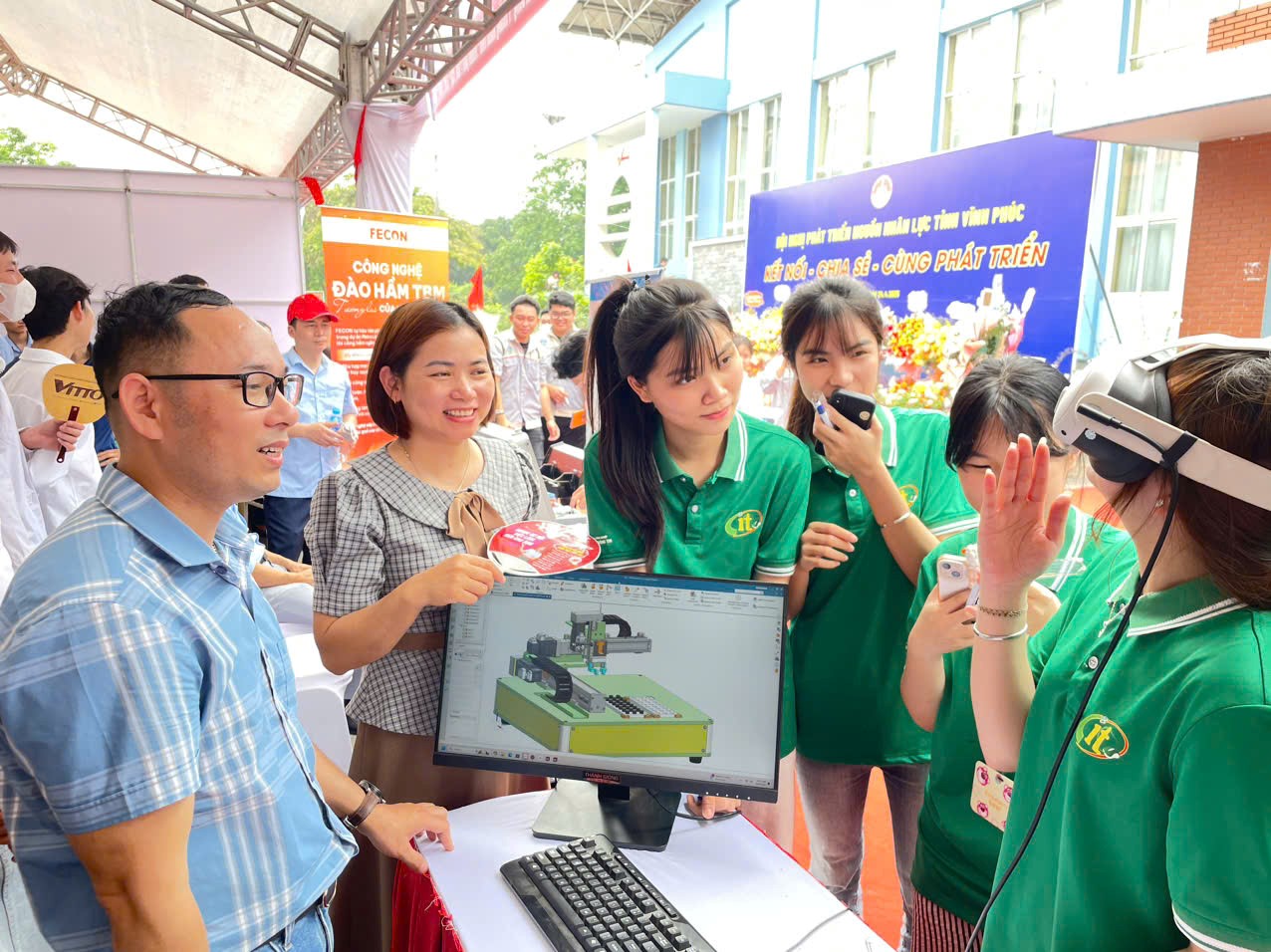 HSSV trải nghiệm thực tế ảo tại gian hàng nhà trường