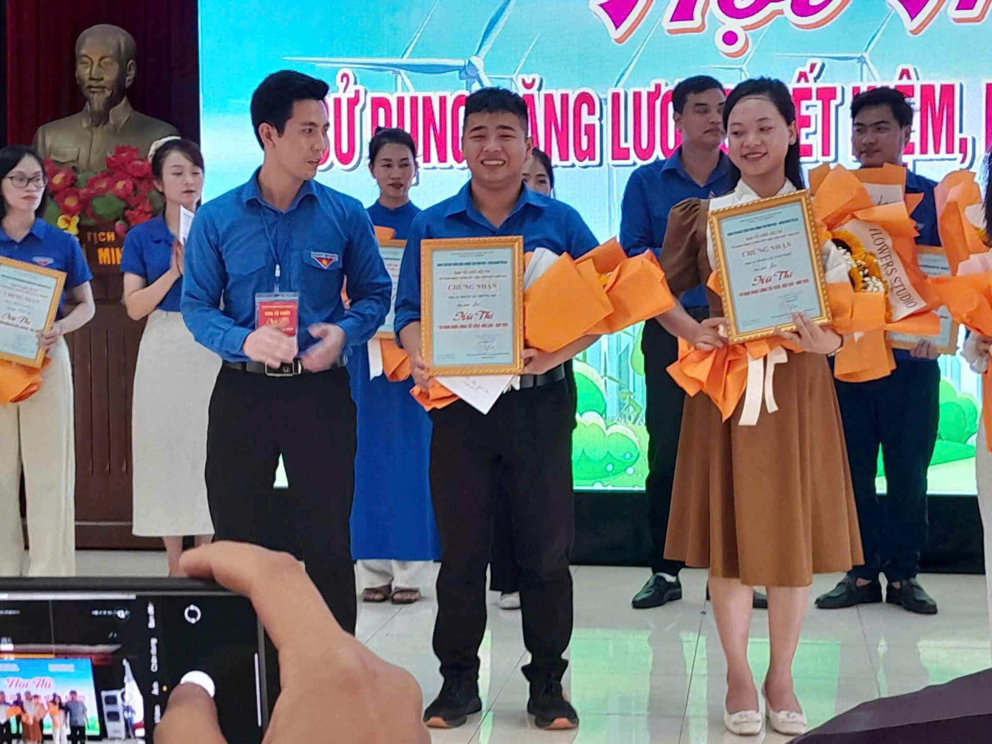 Mạnh vinh dự được nhận giải trong c uộc thi về sử dụng năng lượng tiết kiệm hiệu quả năm 2025 của huyện đoàn