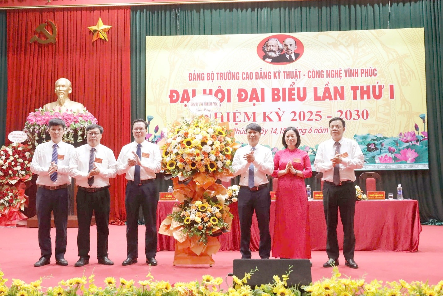Đồng chí Nguyễn Khắc Hiếu - Tỉnh ủy viên, Phó Chủ tịch UBND tỉnh, Ủy viên Ban Thường vụ Đảng ủy UBND tỉnh tặng hoa Đại hội.
