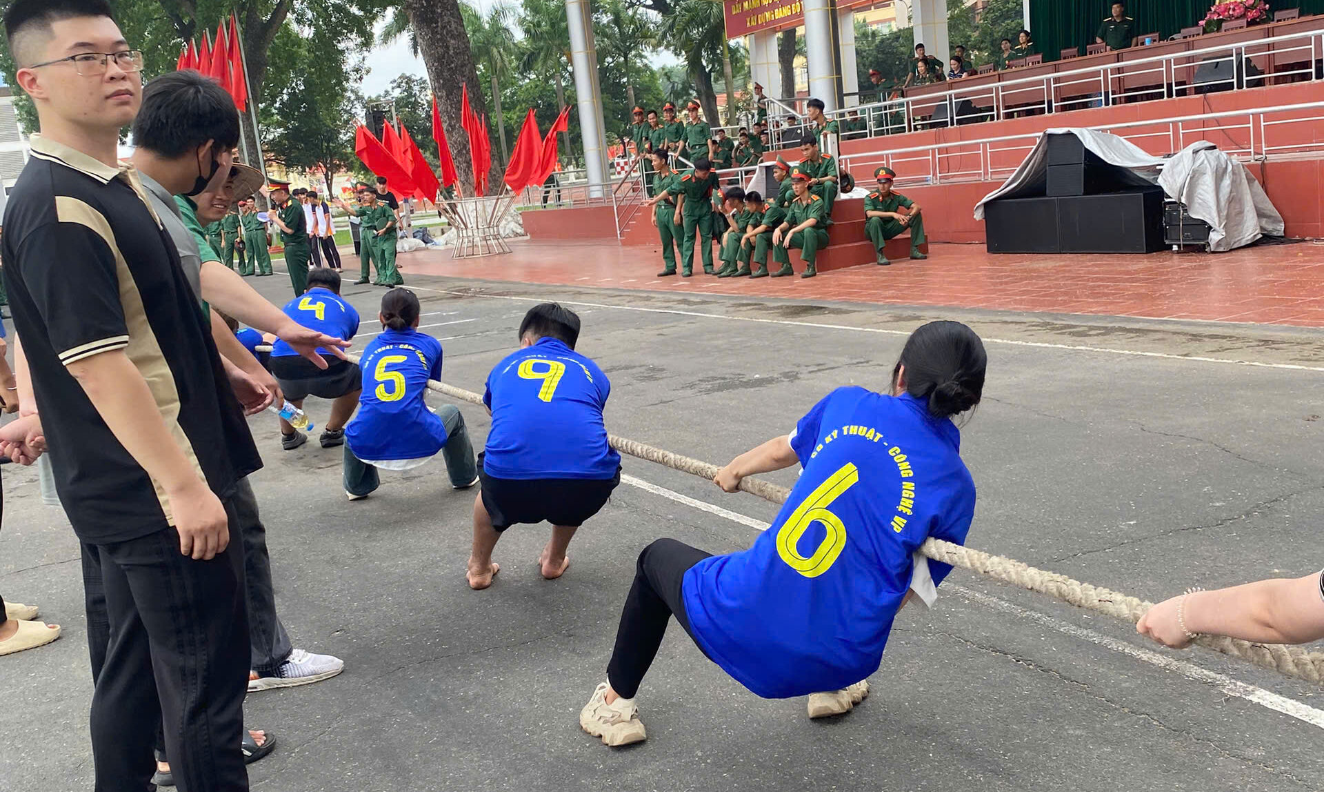 Sinh viên Trường CĐ Kỹ thuật – Công nghệ Vĩnh Phúc thi đấu kéo co tại Hội trại Thanh niên 2025
