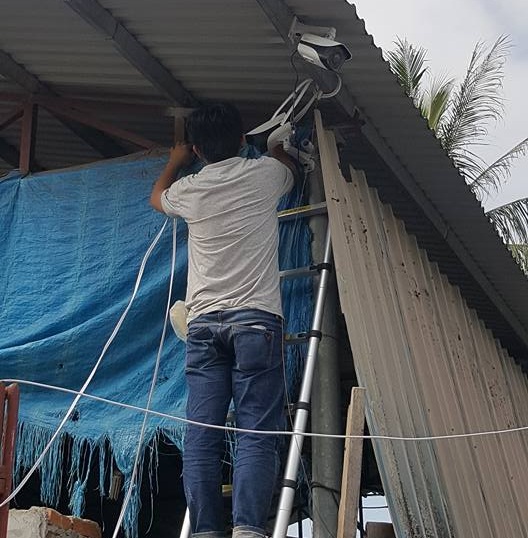 Không quản nắng mưa, từng mét dây mạng, từng mắt camera đều được Thanh chăm chút như chính công việc của đời mình.