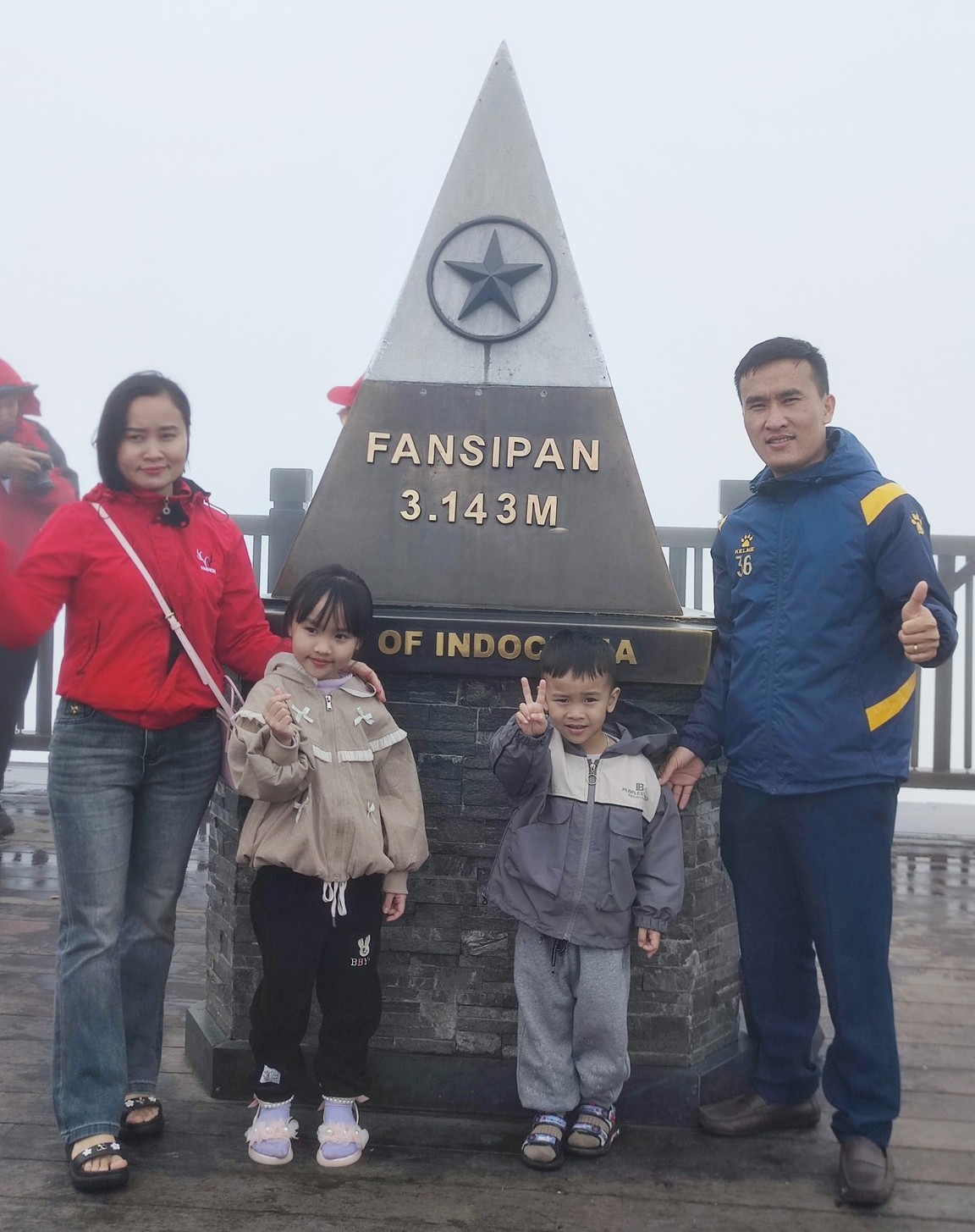 Sau những giờ làm việc vất vả, hạnh phúc lớn nhất là được về bên vợ và hai nhóc tì đáng yêu.