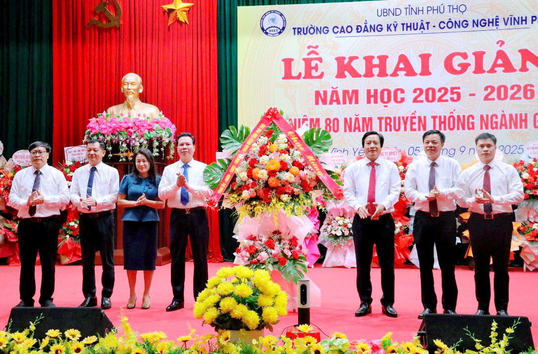 Đoàn đại biểu đại diện lãnh đạo tỉnh tặng hoa chúc mừng Trường Cao đẳng Kỹ thuật - Công nghệ Vĩnh Phúc nhân dịp Khai giảng năm học mới 2025 - 2026.