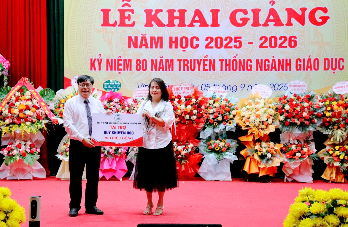 Thầy Nguyễn Trung Thiện - P.Hiệu trưởng, thay mặt nhà trường tiếp nhận quà tặng tài trợ từ các doanh nghiệp.