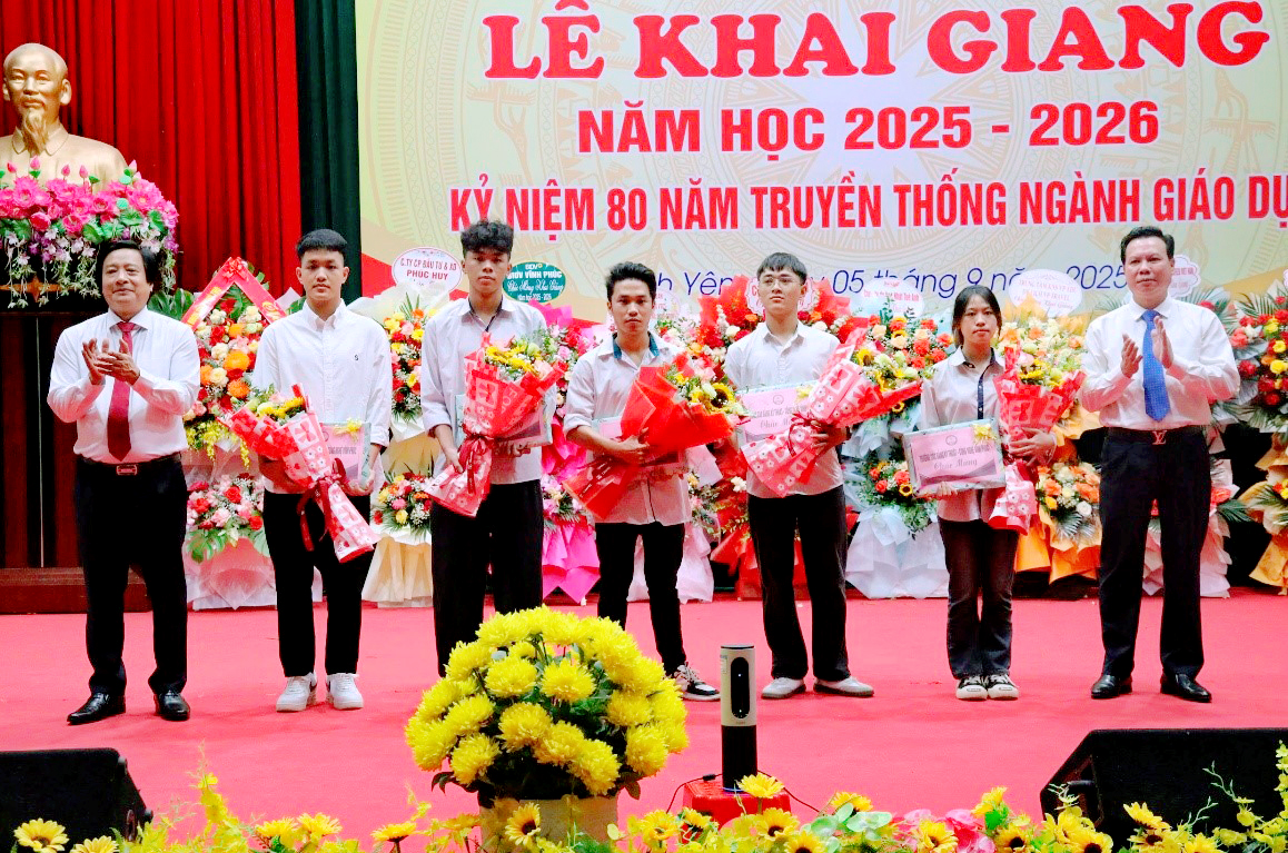 Đại diện lãnh đạo tỉnh và nhà trường tặng quà khuyến học cho HSSV có hoàn cảnh khó khăn vươn lên trong học tập và khen thưởng cho học sinh có thành tích cao trong kỳ thi tốt nghiệp THPT năm 2025.