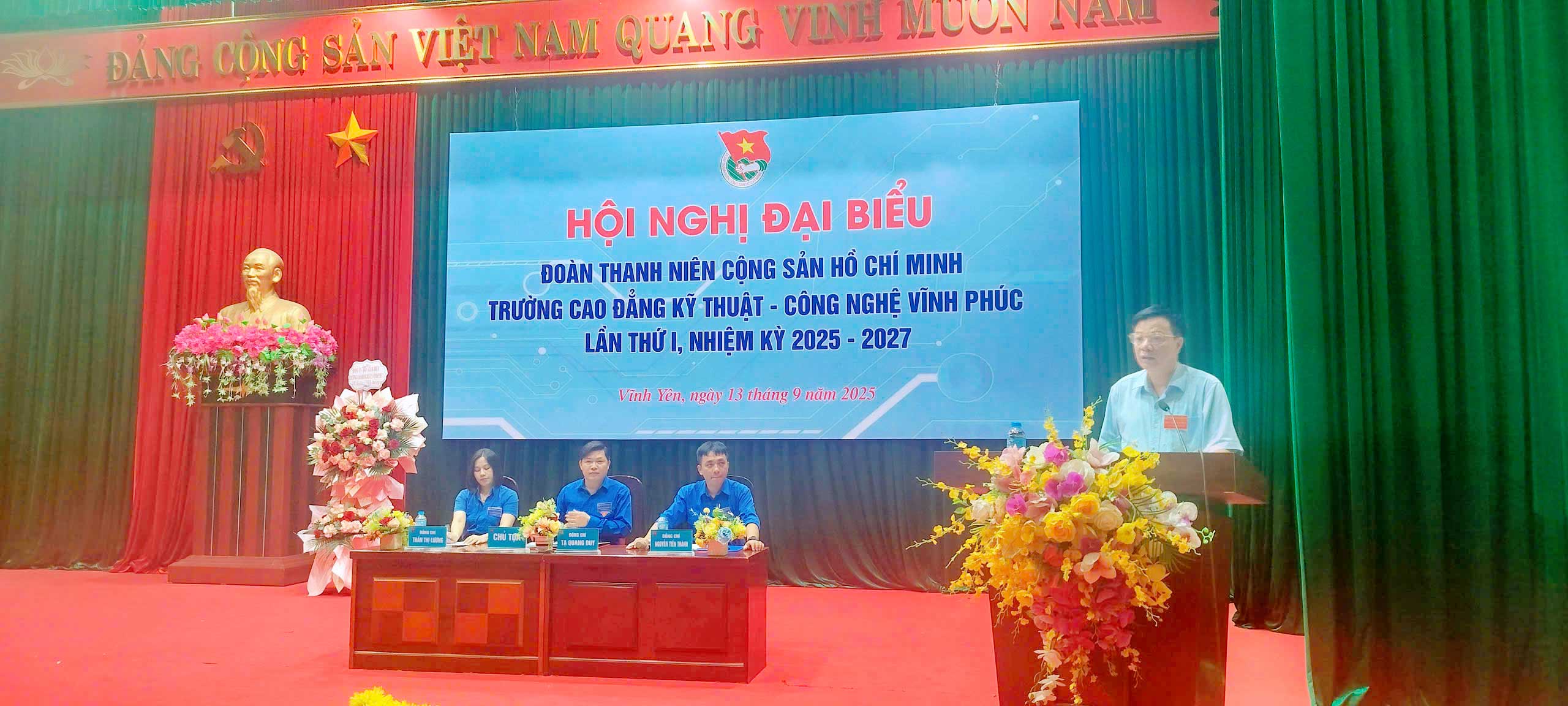 Thầy giáo, ThS. Phùng Mạnh Thắng – Phó Bí thư Đảng bộ, Phó Hiệu trưởng nhà trường phát biểu, chỉ đạo Hội nghị
