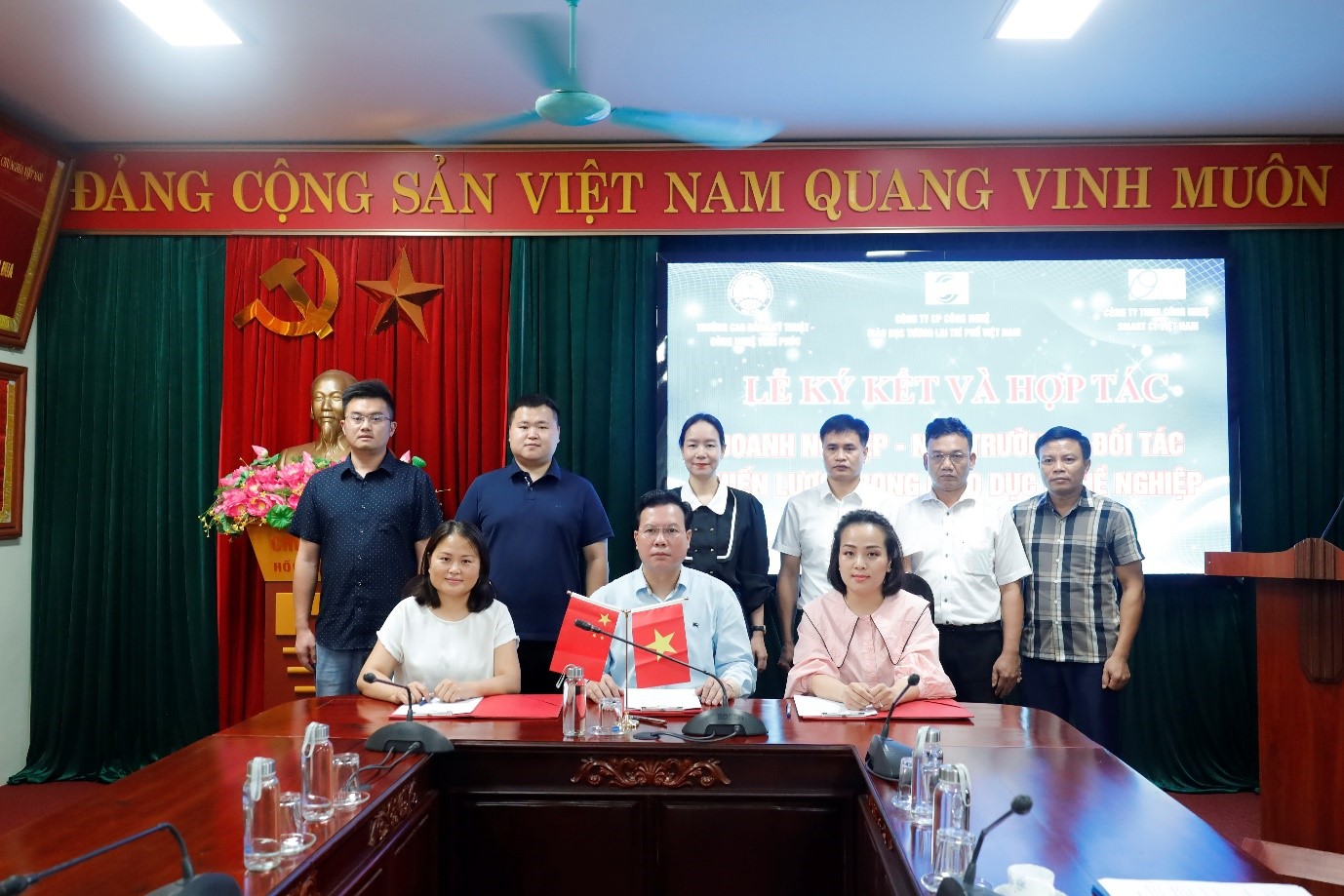 TS. Hà Vũ Tuyến - Bí thư Đảng bộ, Hiệu trưởng Nhà trường ký kết biên bản hợp tác ba bên với Công ty TNHH Công nghệ SMART CY Việt Nam và Công ty CP Công nghệ Giáo dục tương lai Trí phổ Việt Nam