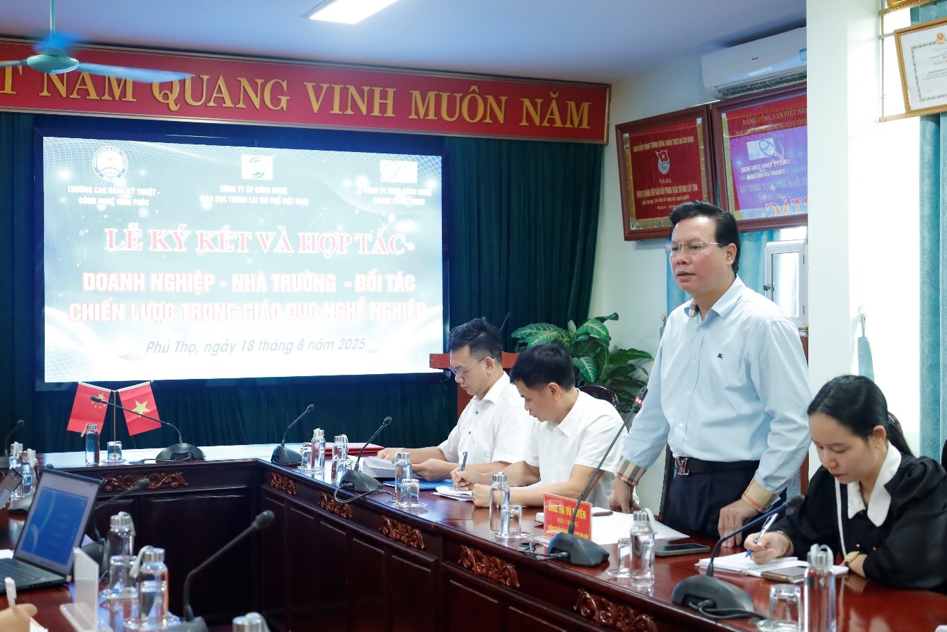 TS. Hà Vũ Tuyến – Bí thư Đảng bộ, Hiệu trưởng Nhà trường phát biểu tại lễ ký kết hợp tác