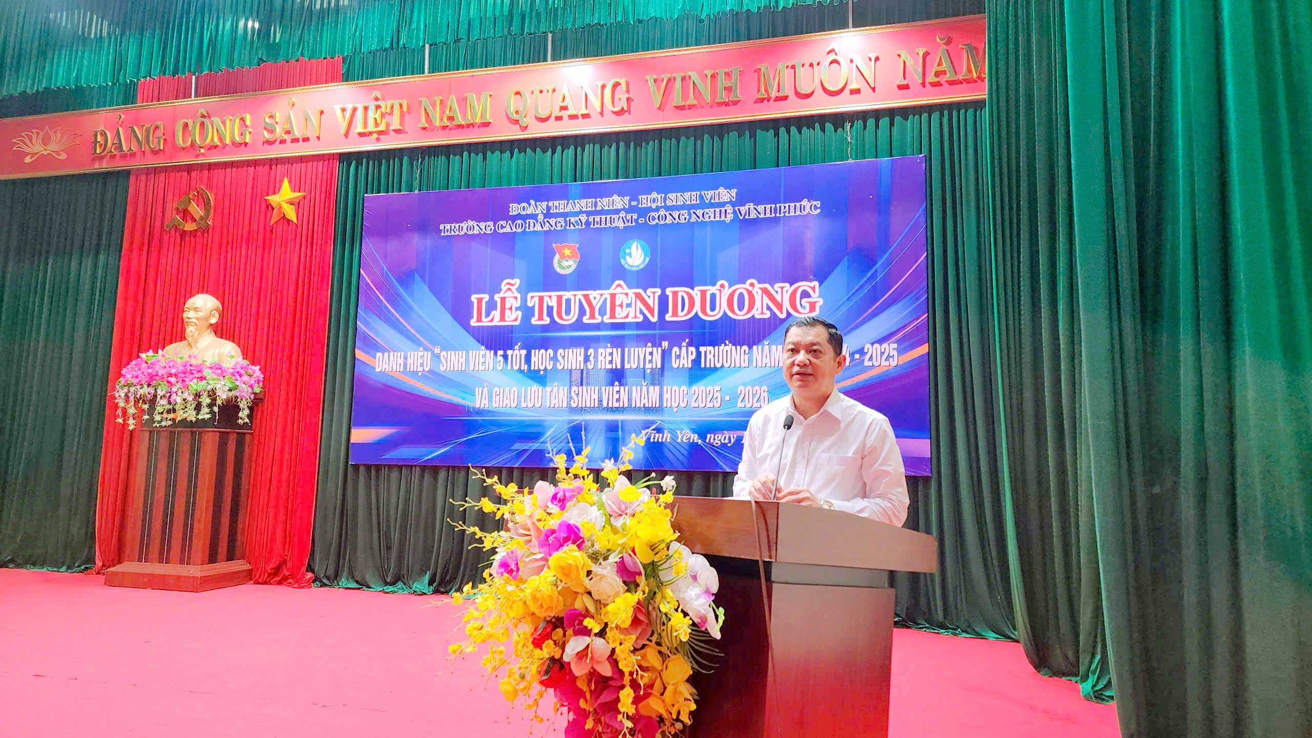 Thầy giáo, Ths. Nguyễn Văn Đồng phát biểu tại buổi lễ