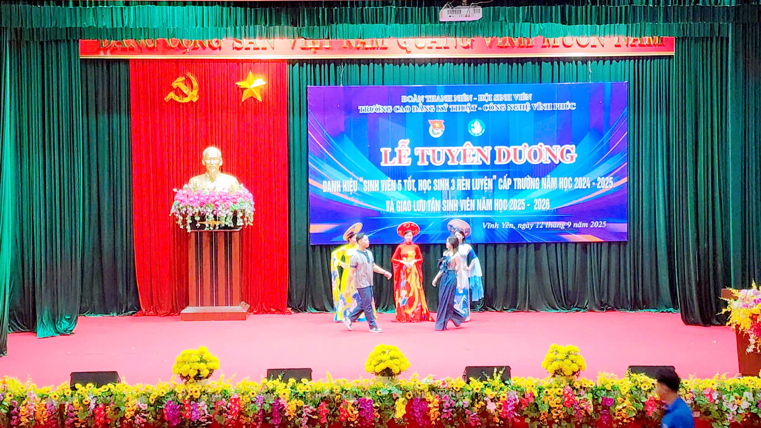 Tiết mục trình diễn Thời trang đặc sắc của khoa Công nghệ thời trang