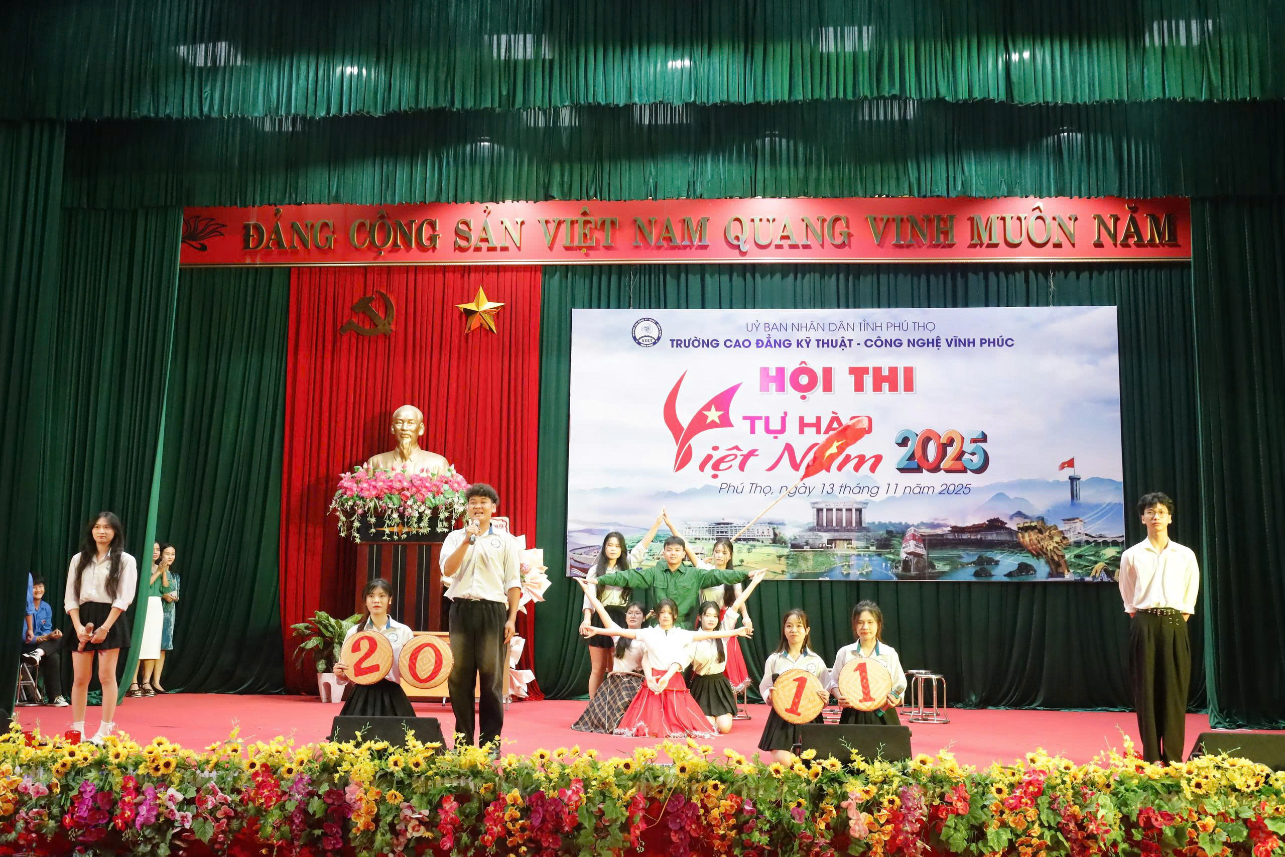 Phần thi “Dấu ấn khoa tôi” mang đến màn chào hỏi sáng tạo, đặc sắc.