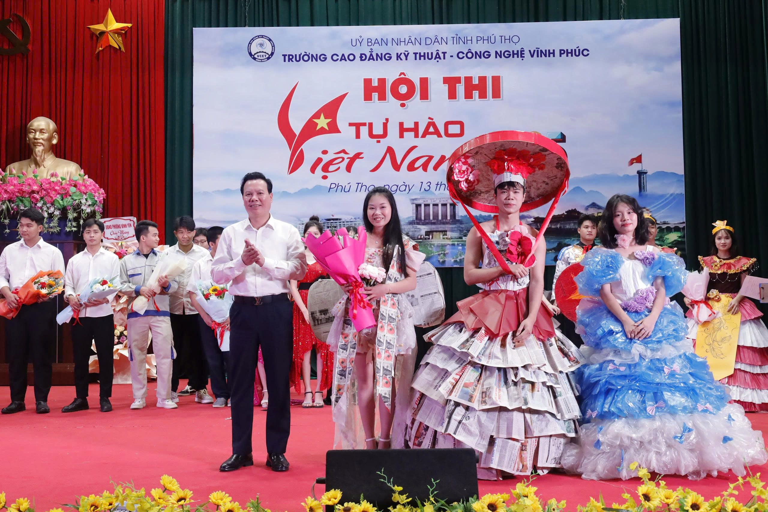 Thầy giáo, TS. Hà Vũ Tuyến – Bí thư Đảng ủy, Hiệu trưởng Nhà trường lên trao giải nhất cho Liên khoa (Khoa Kinh tế – Dịch vụ du lịch + Nông nghiệp – Xây dựng)