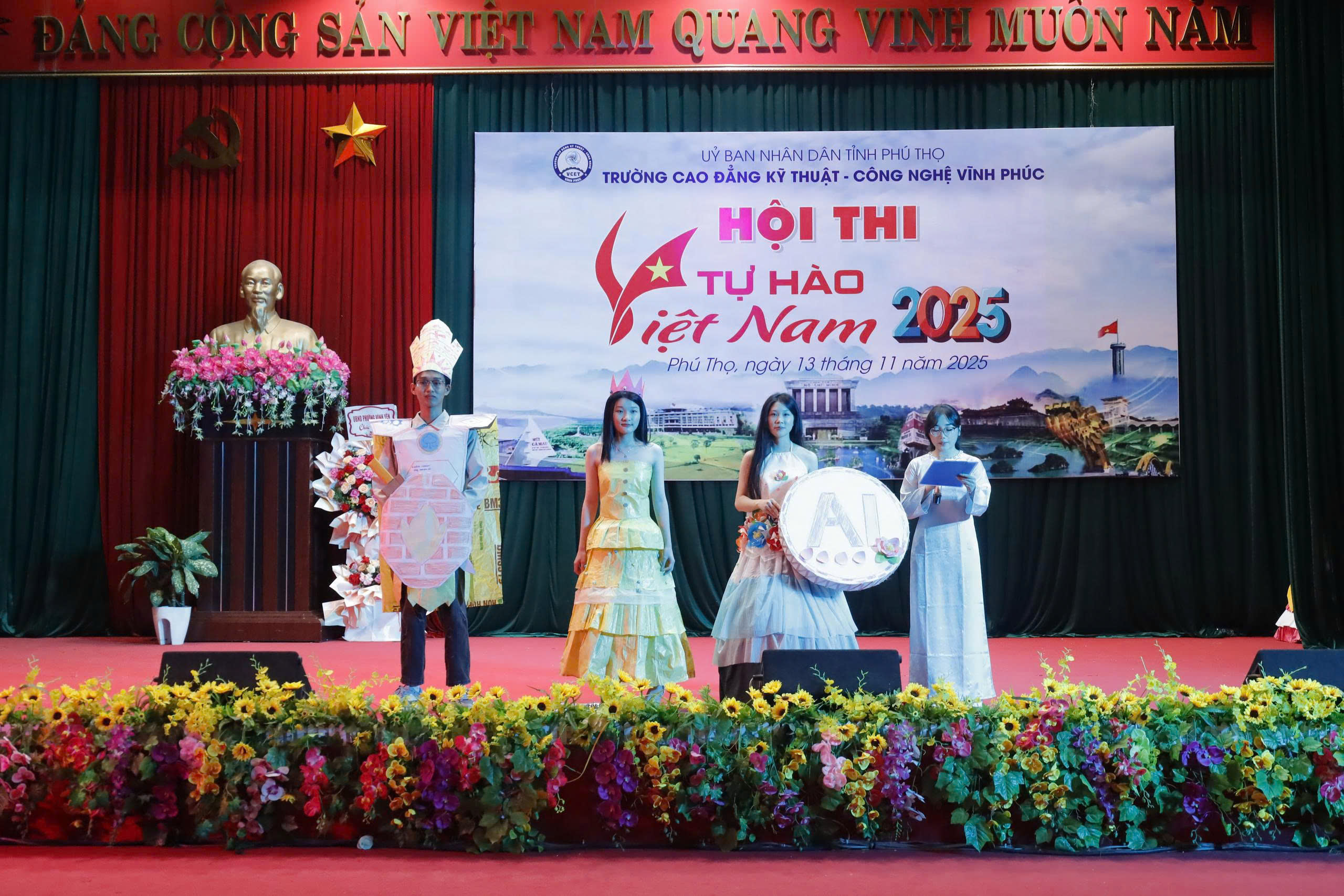 Trang phục tái chế độc đáo trong “Vũ điệu Xanh VCET” thu hút mọi ánh nhìn.