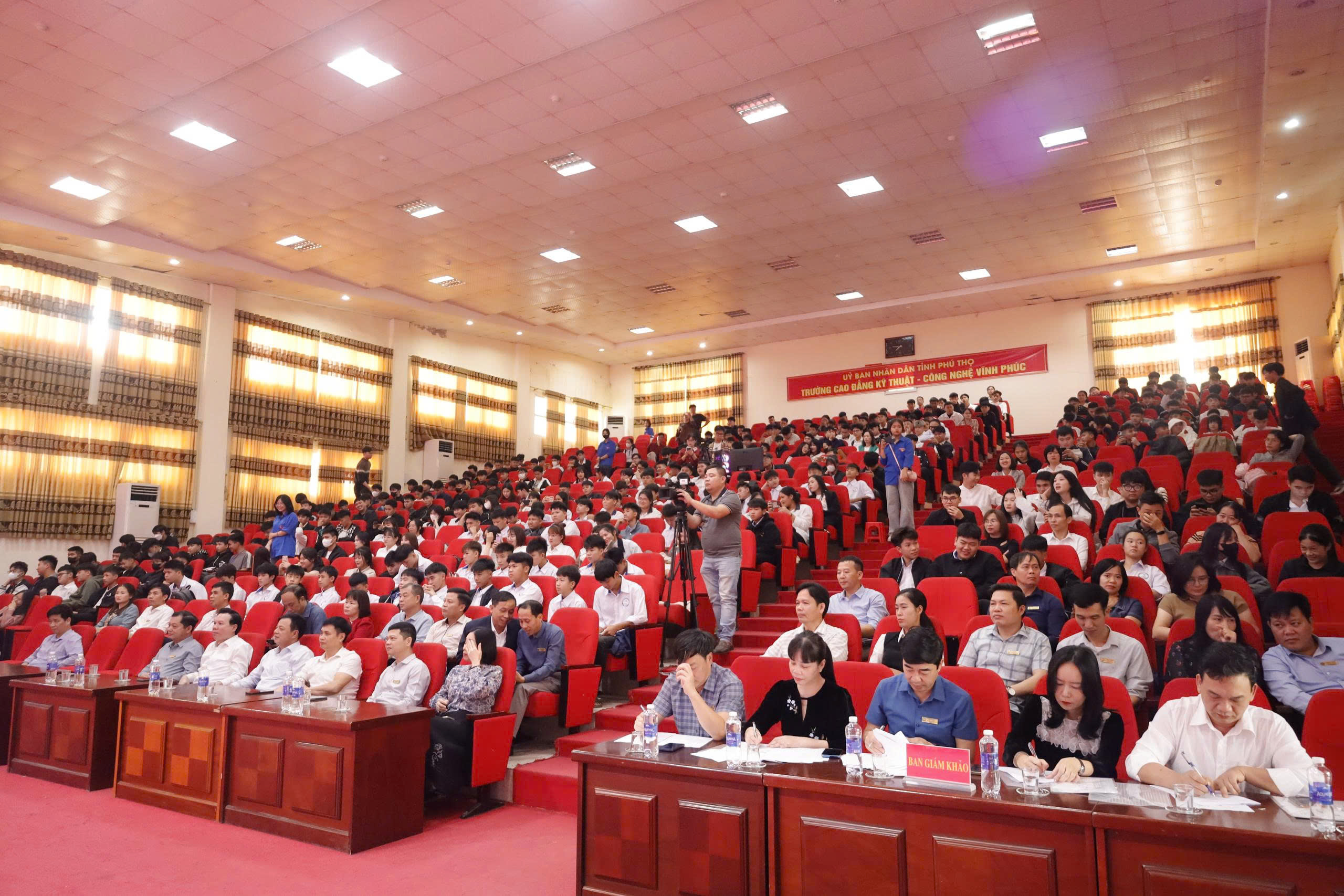 Lãnh đạo và đại biểu tham dự, thể hiện sự quan tâm đến công tác giáo dục của nhà trường.