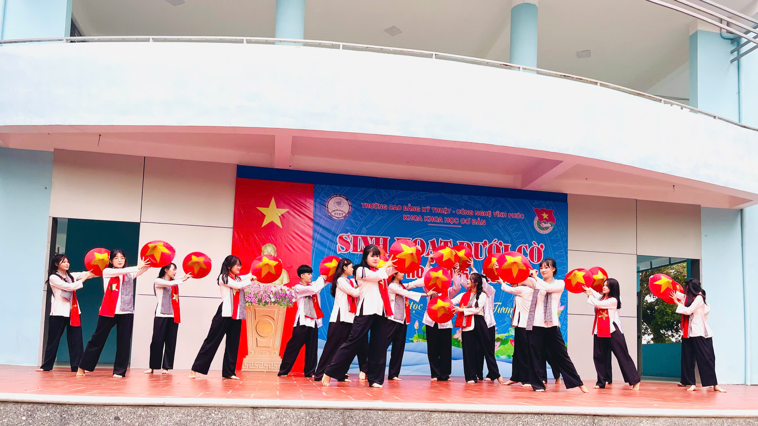 Sôi nổi chương trình văn nghệ chào mừng 20/11