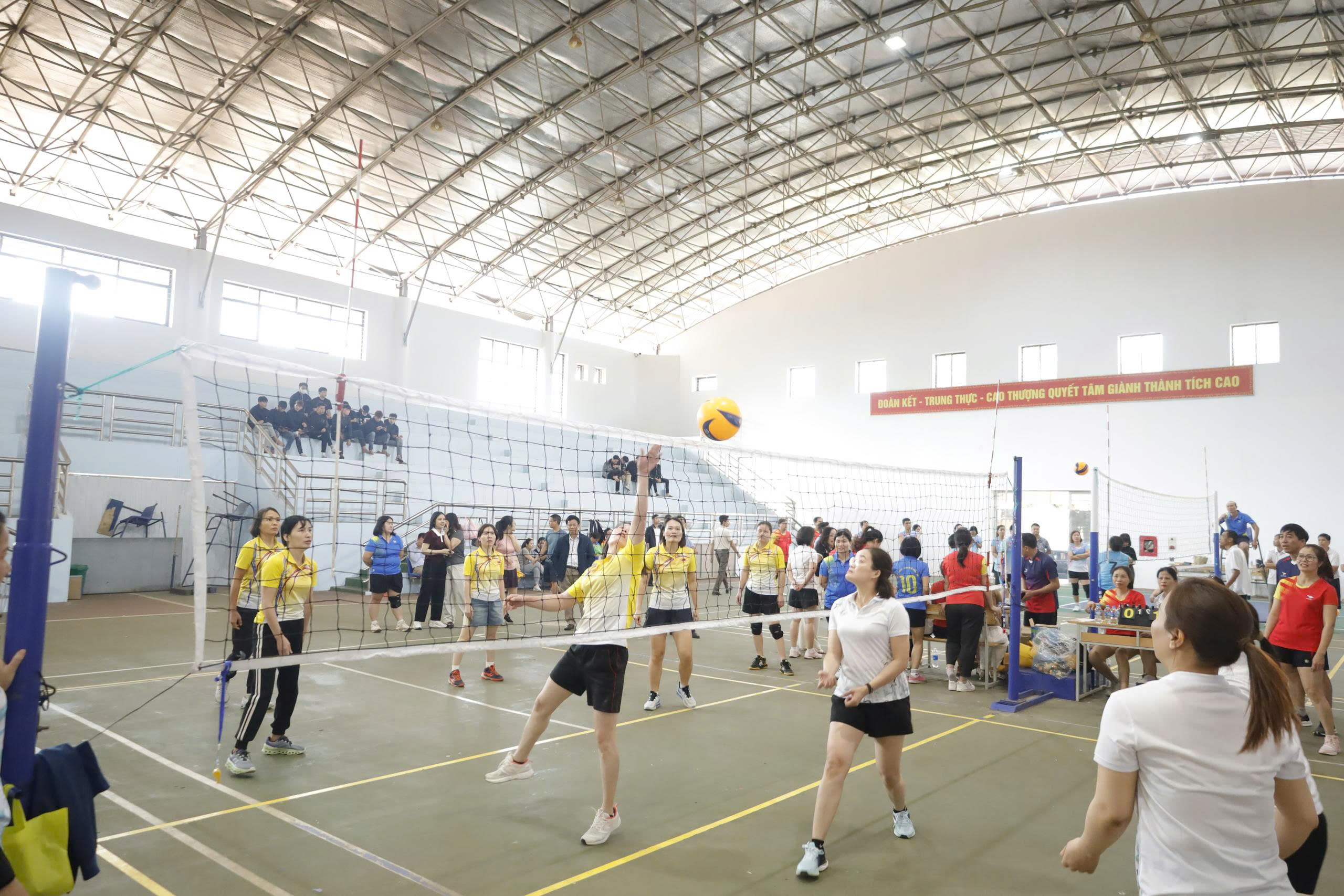 Các thầy cô Trường Cao đẳng Kỹ thuật – Công nghệ Vĩnh Phúc thi đấu bóng chuyền hơi sôi nổi, hào hứng trong giải thể thao chào mừng Ngày Nhà giáo Việt Nam.